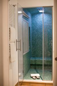 bagno con doccia e porta in vetro di Tenuta Moreno a Mesagne