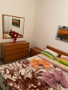 sypialnia z łóżkiem, komodą i lustrem w obiekcie Jordans appartment w Salonikach