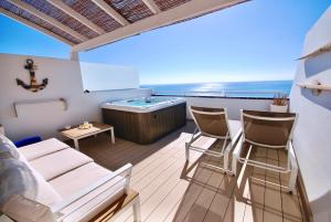 - Balcón con bañera, sillas y mesa en Sea Lovers Jacuzzi Fuerteventura, en Gran Tarajal 27 fotos más