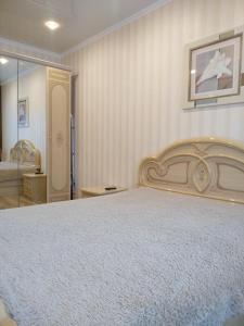 カリーニングラードにあるApartments on Kalyazinskoy 6のベッドルーム(大型ベッド1台付)、バスルームが備わります。