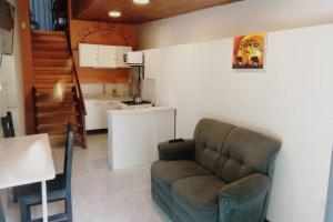 a living room with a couch and a kitchen at Solar de Paz 3 - ubicado en pleno Centro in Rivera