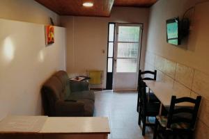 een woonkamer met een bank en een tafel bij Solar de Paz 3 - ubicado en pleno Centro in Rivera