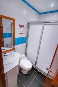 łazienka z toaletą i umywalką w obiekcie Hotel Nilas w mieście Tarapoto