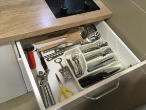 un cassetto bianco con utensili in cucina di Zlatiborska vila 2 a Zlatibor