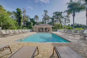 Hồ bơi trong/gần Hyland Hills Ave