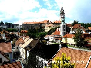 Nespecifikovaný výhled na destinaci Křemže nebo výhled na město při pohledu z vily