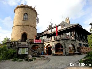 Budova, kde se vila nachází