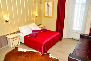 ヨシュカル・オラにあるHotel "Vernissage"のベッドルーム1室(赤い毛布付きのベッド1台付)
