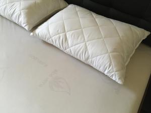 cuscino bianco posto sopra un letto di Zlatiborska vila 2 a Zlatibor Altre 75 foto