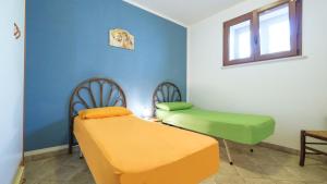 CorsanoにあるLa Casa di Amantiaのベッド2台と窓が備わる客室です。