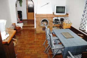 Televízia a/alebo spoločenská miestnosť v ubytovaní Chalet Lucie