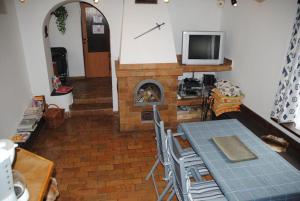 Televízia a/alebo spoločenská miestnosť v ubytovaní Chalet Lucie