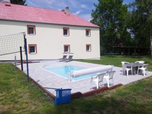 Bazén v ubytování Holiday Home Žlábek nebo v jeho okolí