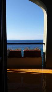 イスキアにあるISCHIA - PANORAMIC APARTMENT ON THE SEAの窓から海の景色を望めます。