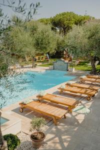 una fila di panche di legno in piscina di Casa Lucia a Sorrento