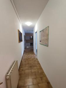 un pasillo con un pasillo que conduce a una habitación en NIDO CENTER IV, en Bérgamo