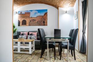 a dining room with a table and chairs at Art & SUITE Apartment Cáceres in Cáceres