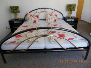 Un dormitorio con una cama con flores rojas. en Ferienwohnungen Josef & Karin Ketterl, en Sachrang