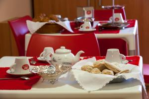 a table with a tea set and a bowl of bread at Belvedere Baiocco in Pianella