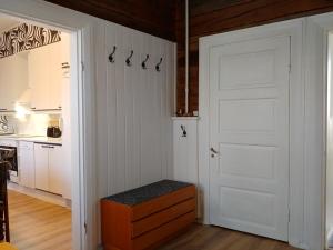 Habitación con puerta blanca y cocina en Wanha kunnantalo, en Pudasjärvi 77 fotos más