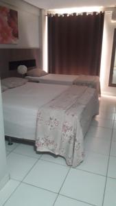 1 dormitorio con 2 camas y ventana en Lagoa Quente Flat Service, en Caldas Novas