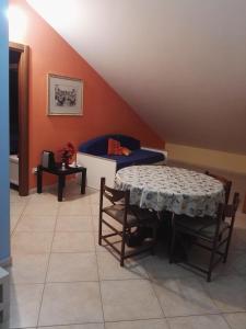 - un salon avec une table et un lit dans l'établissement Colle dell'Ara, à Chieti