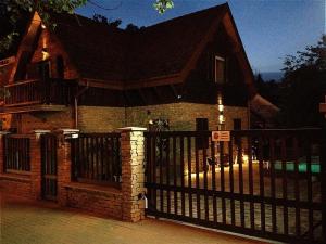 dom z bramą i płotem w obiekcie Apartment- Villa 6 w Siófoku