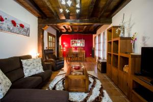 CASA RURAL BAKUBITXI في مورغويا: غرفة معيشة مع أريكة وطاولة