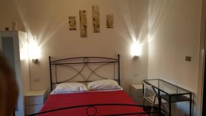 sypialnia z łóżkiem z czerwonym kocem w obiekcie Domus Vatican Holiday's w Rzymie