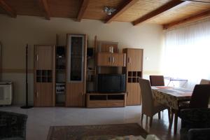 A kitchen or kitchenette at Cedar Apartment 4 Még 13 kép