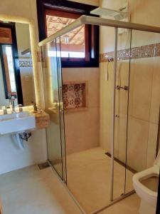 La salle de bains est pourvue d'une douche et d'un lavabo. dans l'établissement Casa Candeia, à Diamantina
