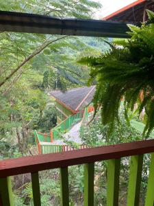 vistas a una casa desde el balcón de una casa en Cabañas Ecoturisticas Y Club Gaira Tayrona en Santa Marta