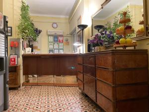 Pokój z biurkiem i owocami na górze w obiekcie Hotel Panorama Bologna Centro w Bolonii