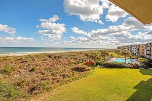 una vista aérea de la playa y el océano en Barefoot Trace 303, en Crescent Beach