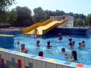 The swimming pool at or close to Pine Wood Apartment 7