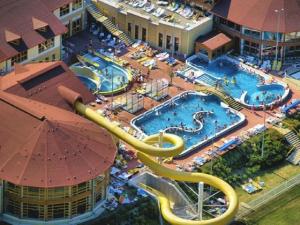 The swimming pool at or close to Pine Wood Apartment 7