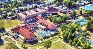 The swimming pool at or close to Pine Wood Apartment 7