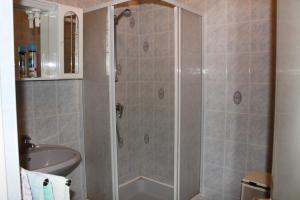 A bathroom at Pine Wood Apartment 7