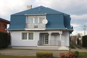 Casa blanca con techo azul en Pine Wood Apartment 8, en Zalakaros