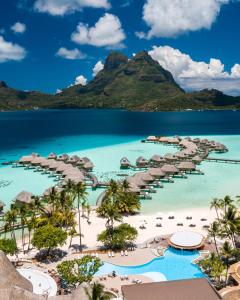 Blick auf den Strand in den vier Jahreszeiten Resort Mauritius in der Unterkunft Le Bora Bora by Pearl Resorts in Bora Bora