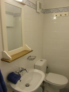 Um banheiro em Chez Semiramis The Sun Touch House for 8 persons 5'min from the beach