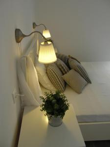 Uma área de estar em Chez Semiramis The Sun Touch House for 8 persons 5'min from the beach