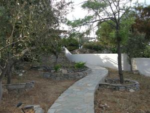 Um jardim em Chez Semiramis The Sun Touch House for 8 persons 5'min from the beach