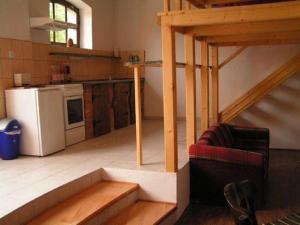 una cocina con una escalera que conduce a una cocina con nevera en Holiday home- Boróka, en Helesfa