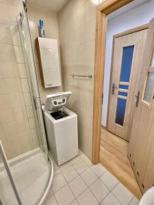 Kúpeľňa v ubytovaní Super Apartament RED Centrum Best View in Town 2x Metro Fast WiFi 300 Mbs Netflix AppleTV SmartTV Spotify Panorama Miasta