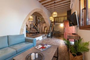 uma sala de estar com um sofá azul e uma mesa em Casa di Giorgio em Kattavía