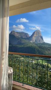 einen Balkon mit Bergblick in der Unterkunft Apart Pedra Azul in Pedra Azul