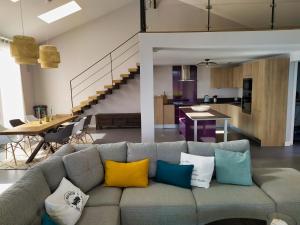 ein Wohnzimmer mit einem Sofa und bunten Kissen in der Unterkunft Le Temps de Vivre in Plouescat