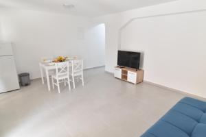 TV a/nebo společenská místnost v ubytování Sandy beach apartments