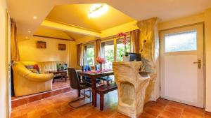 a living room with a table and a couch at Hexenhaus kleine Finka in Prerow